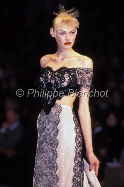 mode 17.JPG - Défilé Christian Lacroix 1996Carroussel du LouvreParis, France